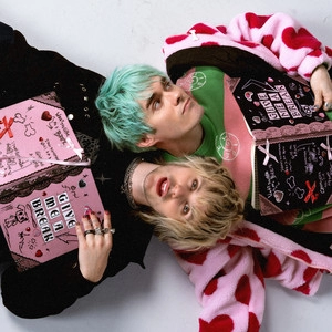 Okładka albumu give me a break! (feat. waterparks)