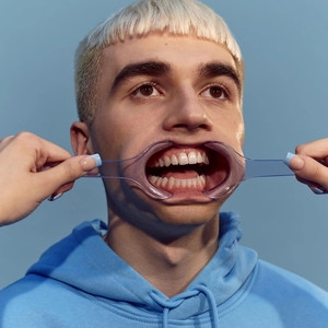 Okładka utworu WE DON'T KNOW WHO DID THIS BEAT IF IT'S YOU PLEASE DM US WE HAVE MONEY (skit)