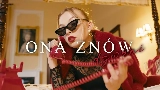 Okładka teledysku Ona znów dzwoni
